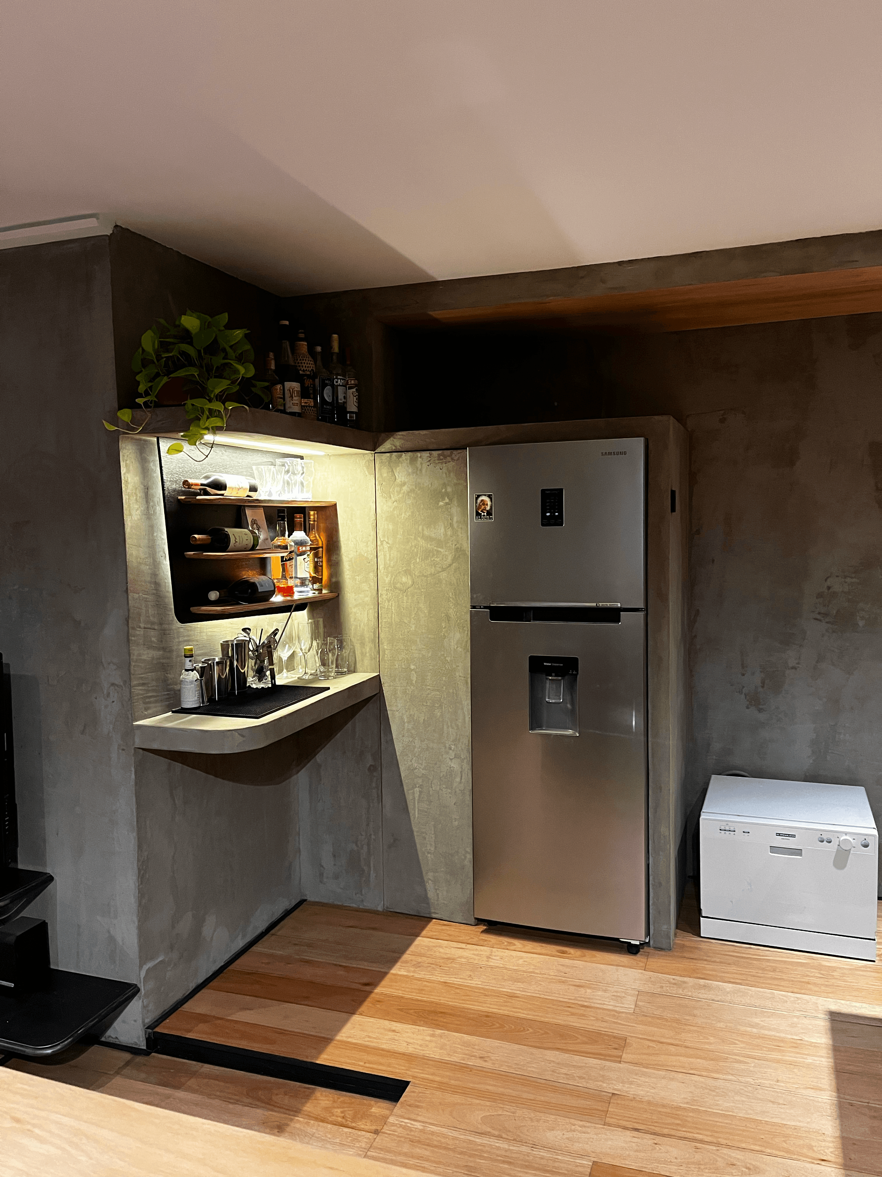 Zona de coctelería junto a la heladera con guardado oculto