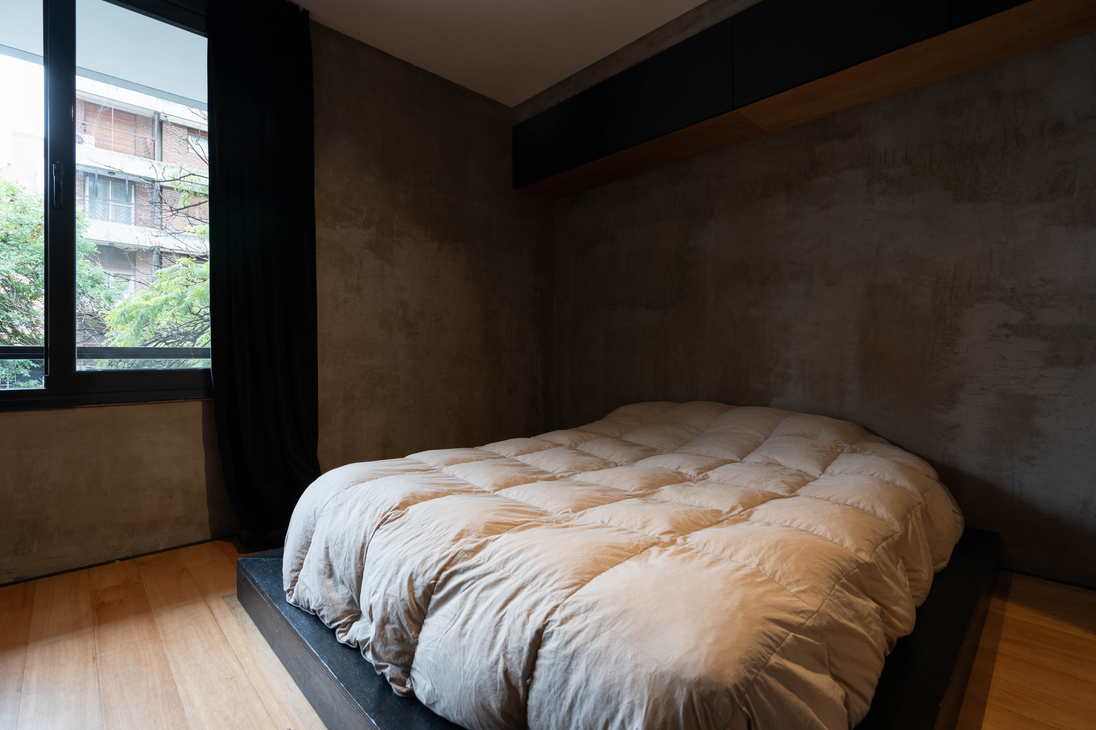 Detalle de la cama con vista verde desde la ventana