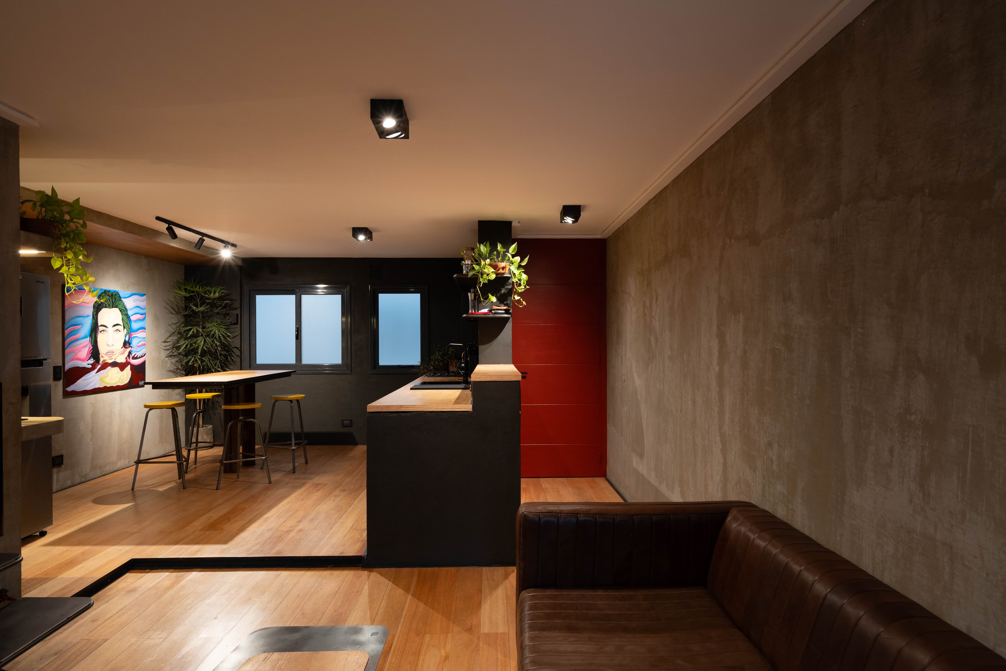 Cocina vista desde el living con isla y obra de arte en la pared