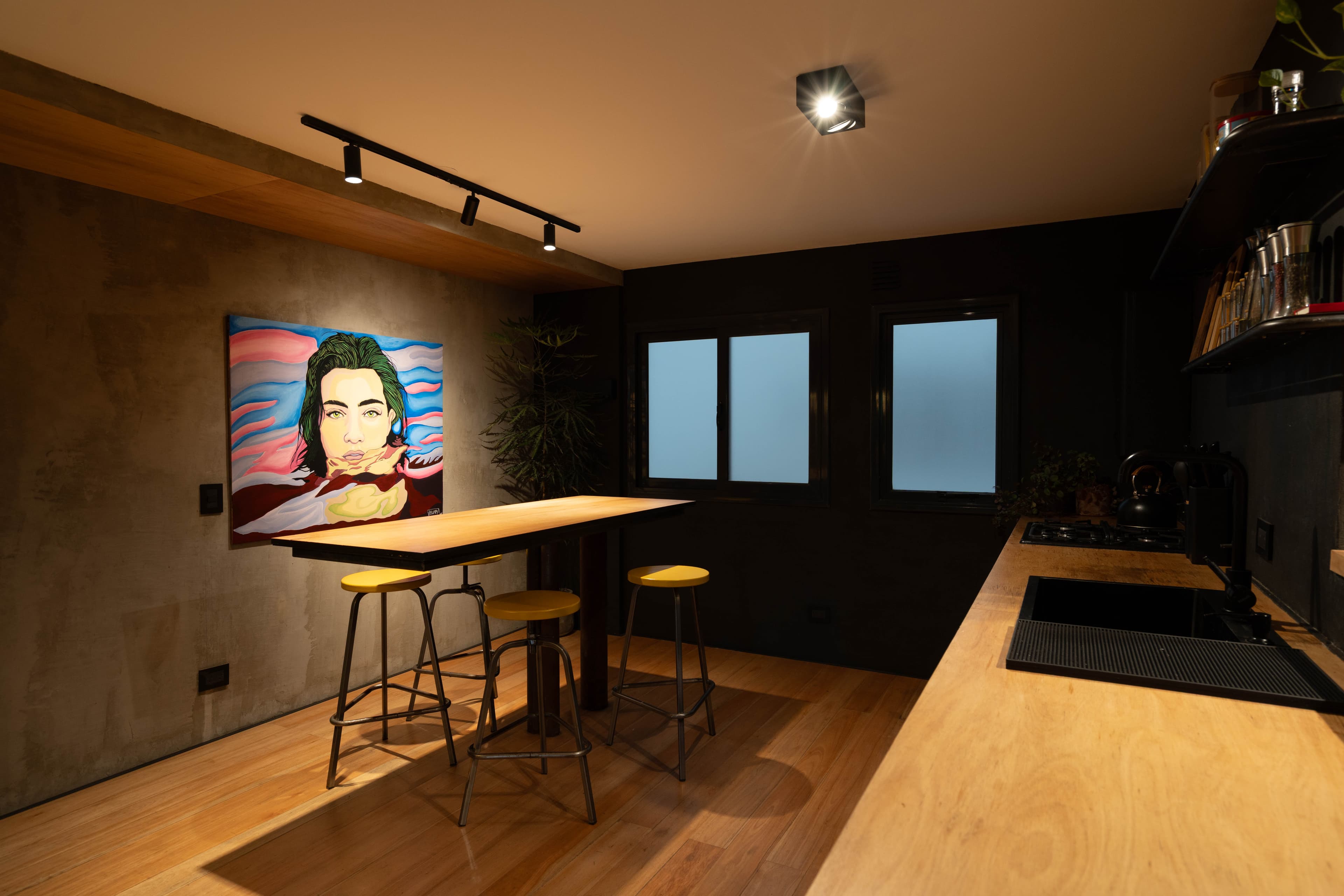 Mesa flotante en comedor